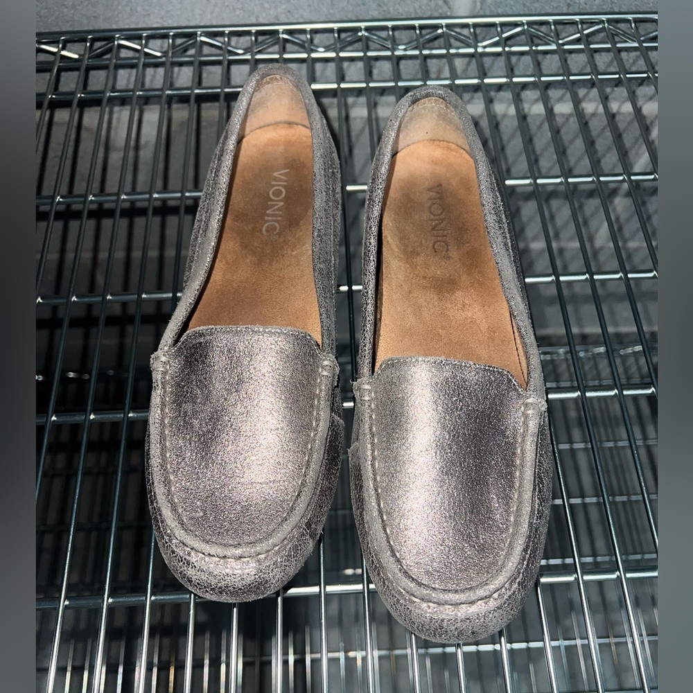 Vionic Women's Metallic Silver Loafers‎ 9